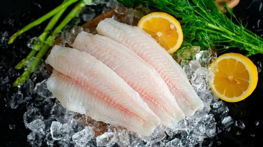 Filé de Pangasius fresco exposto sobre gelo na Peixaria Ômega 3