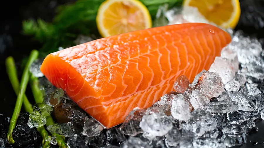 Filé de salmão fresco exposto sobre gelo na Peixaria Ômega 3