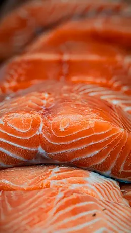 Filés de salmão vistos de perto, com marmoreio visível