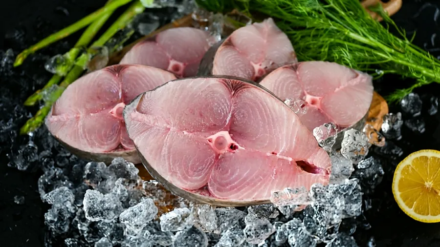 Posta de peixe fresco exposto sobre gelo na Peixaria Ômega 3